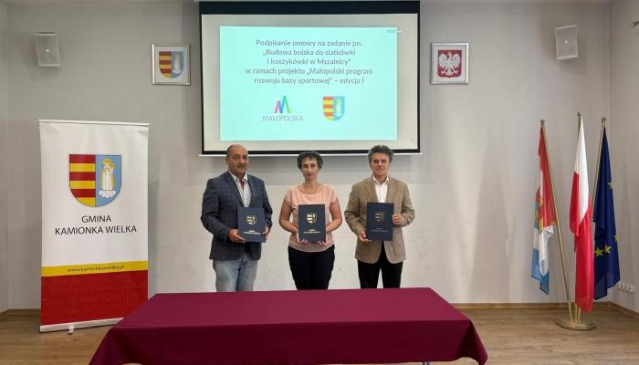 Wójt Andrzej Stanek podpisał umowę. Mszalnica zyska profesjonalne boisko do siatkówki i koszykówki